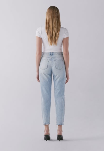 A model wears the Claudia mom jeans.